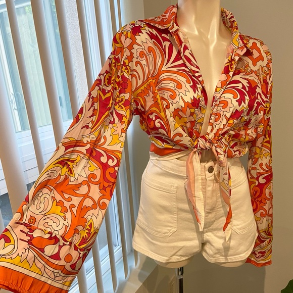 ✨SOLD✨Beautiful printed blouse - Picture 3 of 6